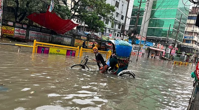 ৬ ঘণ্টায় ৭৬ মিমি বৃষ্টি/পানির নিচে ঢাকা, চরম দুর্ভোগে নগরবাসী