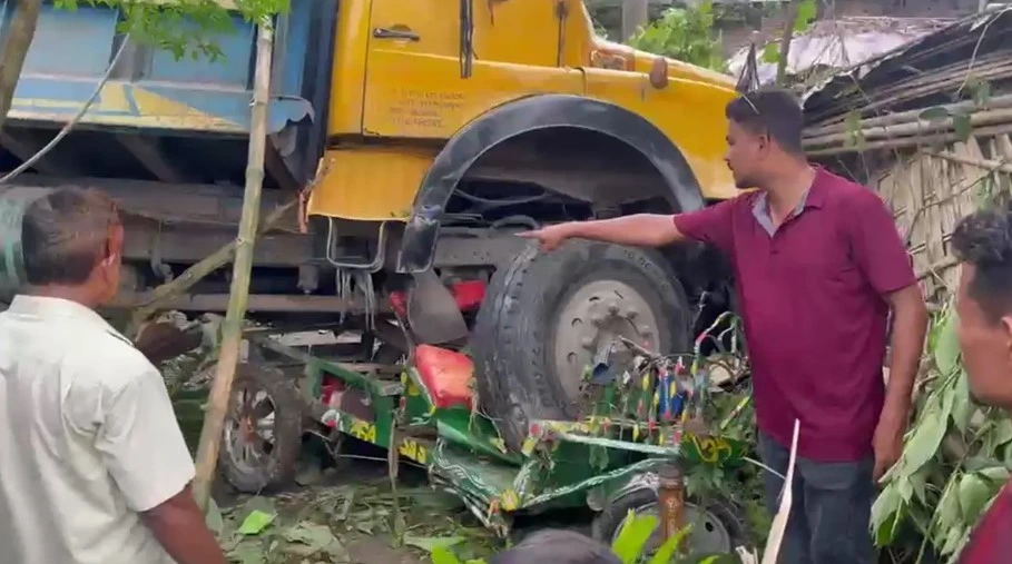 নীলফামারীতে ট্রাকচাপায় মা ও দুই শিশুসহ নিহত ৪
