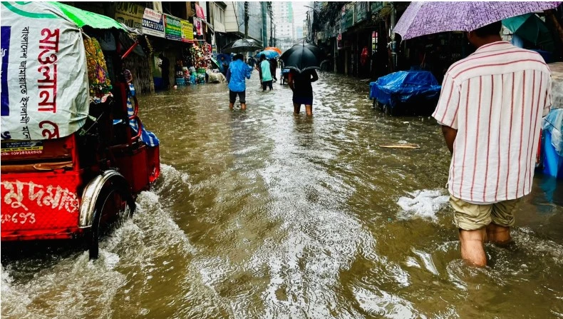 ঢাকায় পানিবদ্ধতা/৪১ স্লুইসগেটের ২২টিই অচল, নাকাল নগরবাসী