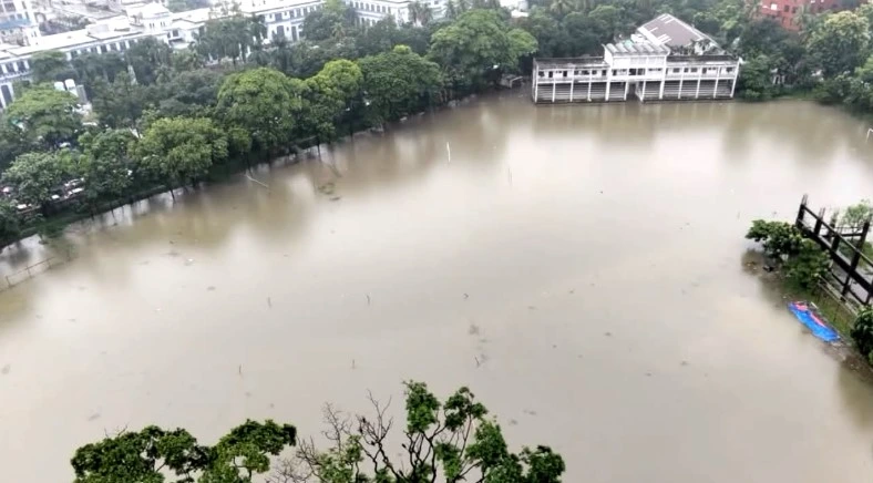 ঢাবির কেন্দ্রীয় খেলার মাঠে পানিবদ্ধতা/মাছ অবমুক্ত করে ব্যতিক্রমী প্রতিবাদ ডাকসুর