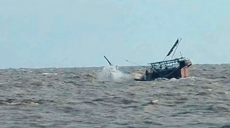 বঙ্গোপসাগরে ট্রলারডুবিতে কুতুবদিয়ার ৫ জেলে নিখোঁজ
