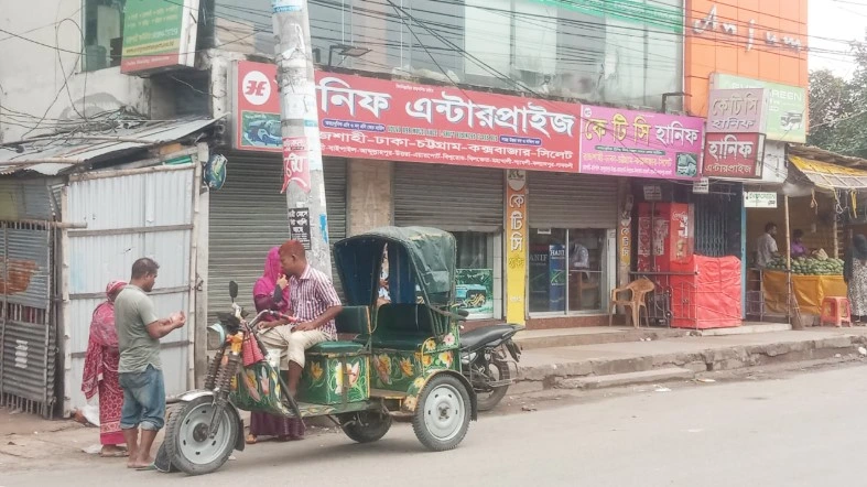 রাজশাহী থেকে সারা দেশে বাস চলাচল বন্ধ থাকায় ভোগান্তি যাত্রীদের