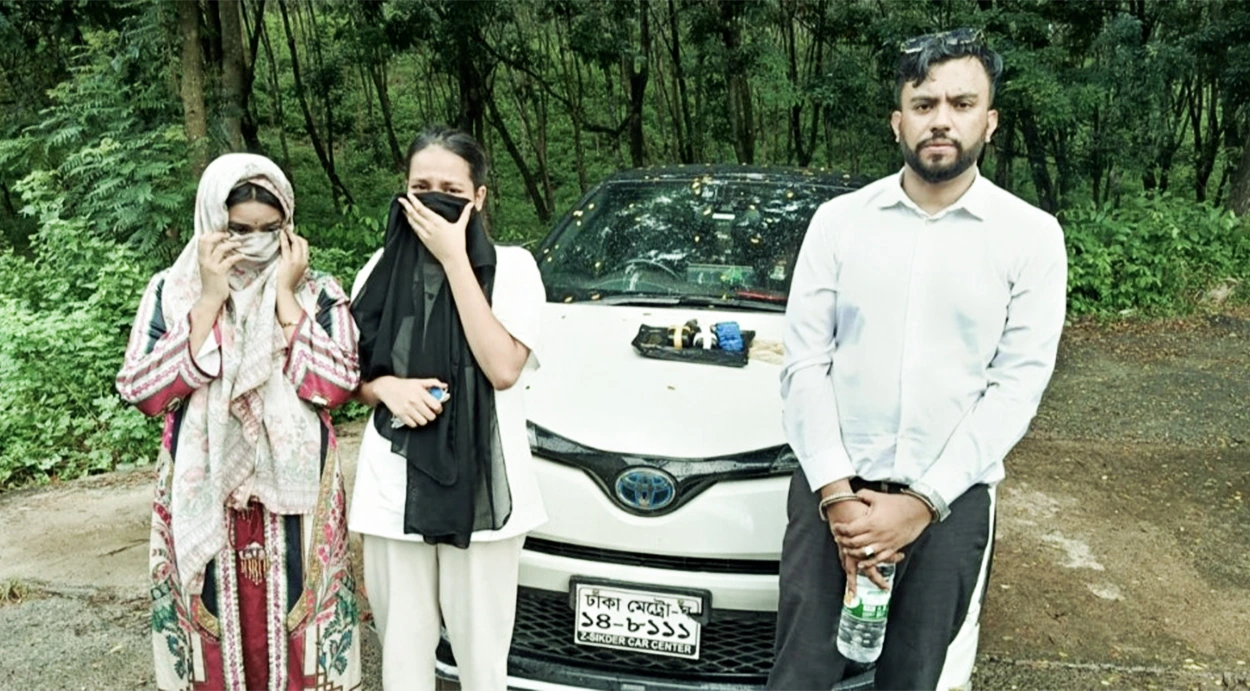 স্বরাষ্ট্র মন্ত্রণালয়ের ভুয়া স্টিকার লাগিয়ে ইয়াবা পাচার, নারীসহ গ্রেপ্তার ৩