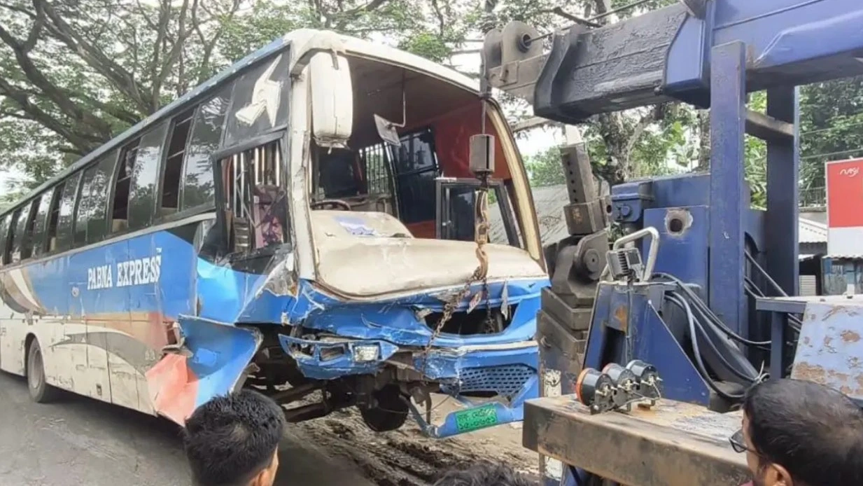 পাবনায় লাশবাহী অ্যাম্বুলেন্স ও বাসের সংঘর্ষে নিহত ২