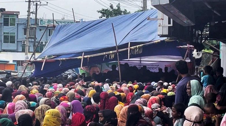 ত্রাণ বিতরণের মঞ্চ ভেঙে পড়লেও অল্পের জন্য রক্ষা পেলেন অর্থমন্ত্রী