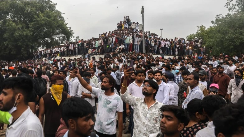 সংসদ পর্যন্ত চলে এসেছে ‘তেলাপোকারা’, মোদি সরকারের সামনে নতুন চ্যালেঞ্জ?