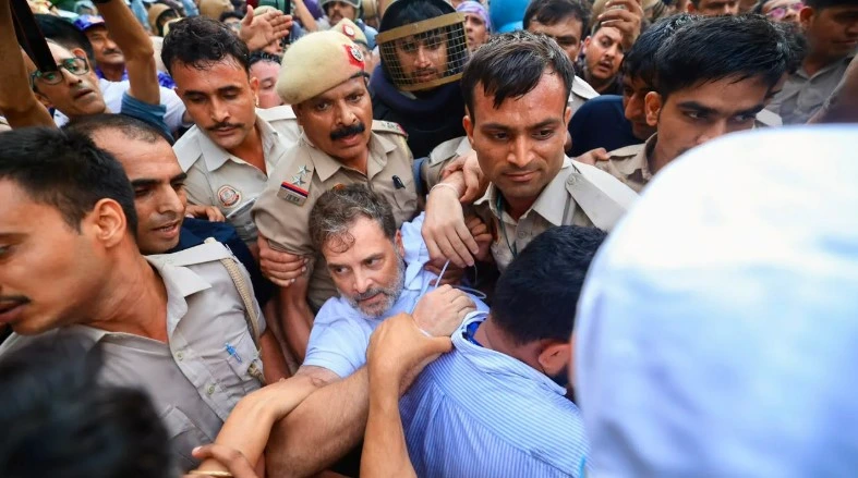 উত্তপ্ত দিল্লিতে বিক্ষোভের সময় রাহুল, প্রিয়াঙ্কা ও অখিলেশ আটক