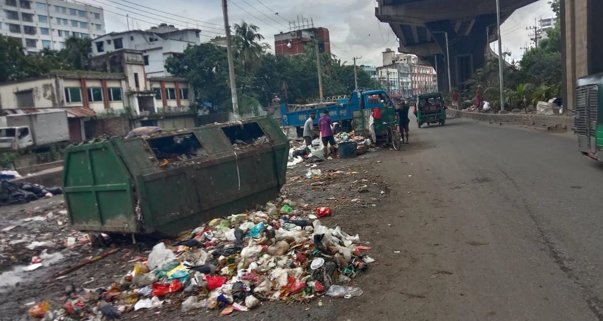 ষোলশহরে সড়কের পাশে ময়লার ভাগার, দুর্গন্ধে অতিষ্ঠ নগরবাসী