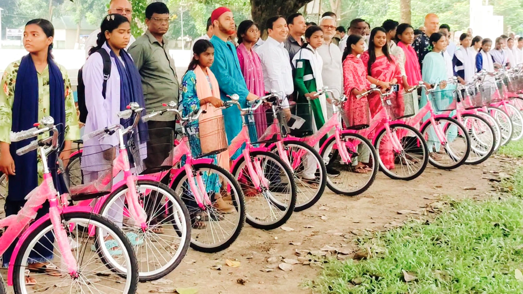 বীরগঞ্জে শিক্ষা বৃত্তি: বাইসাইকেল ও সেলাই মেশিন বিতরণ