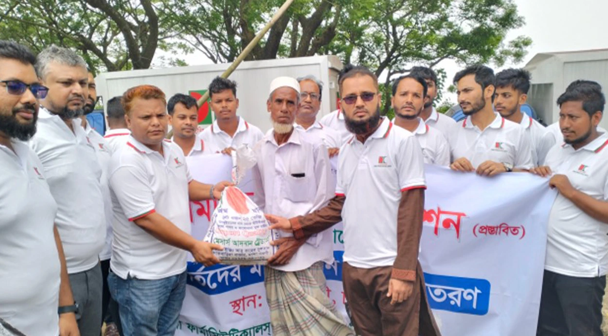 বাঁশখালীতে ৩৫০ বন্যাকবলিত পরিবারের পাশে ডার্মা ফ্যামিলি ফাউন্ডেশন