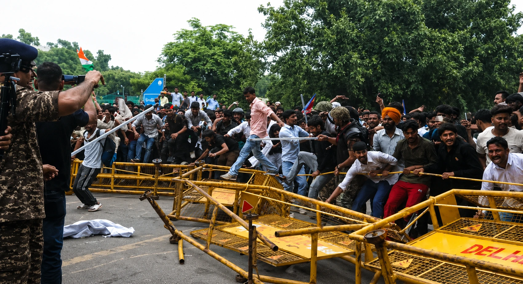 সংসদ চলো ঘিরে উত্তাল দিল্লি, ভাঙল ব্যারিকেড
