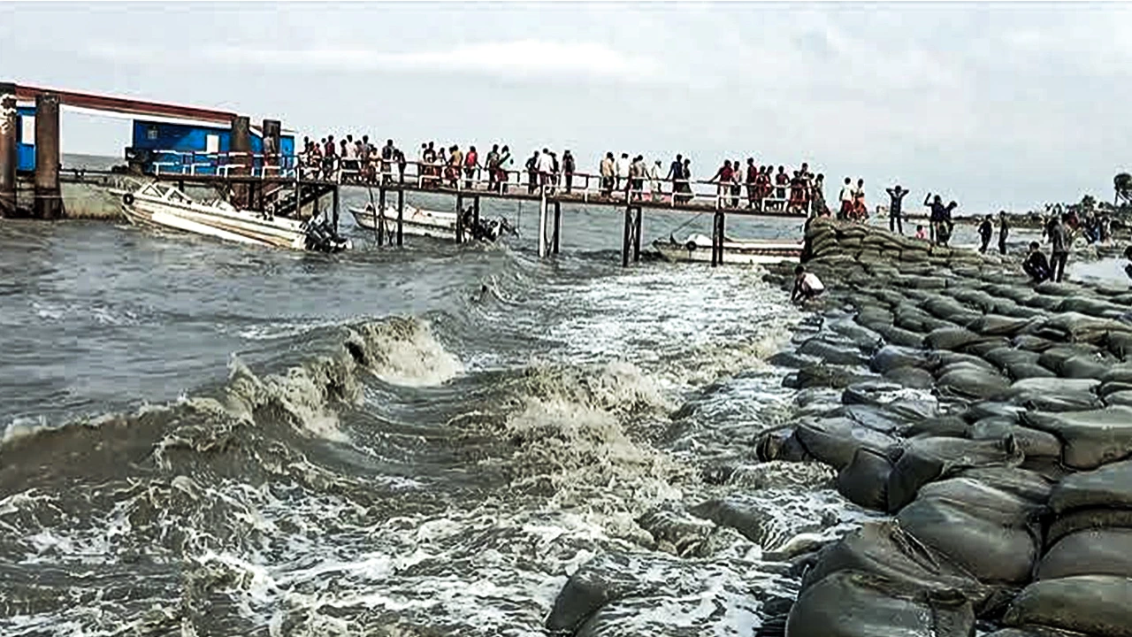 হাতিয়াতে নৌ চলাচল বন্ধ হওয়ায় ভোগান্তিতে যাত্রীরা