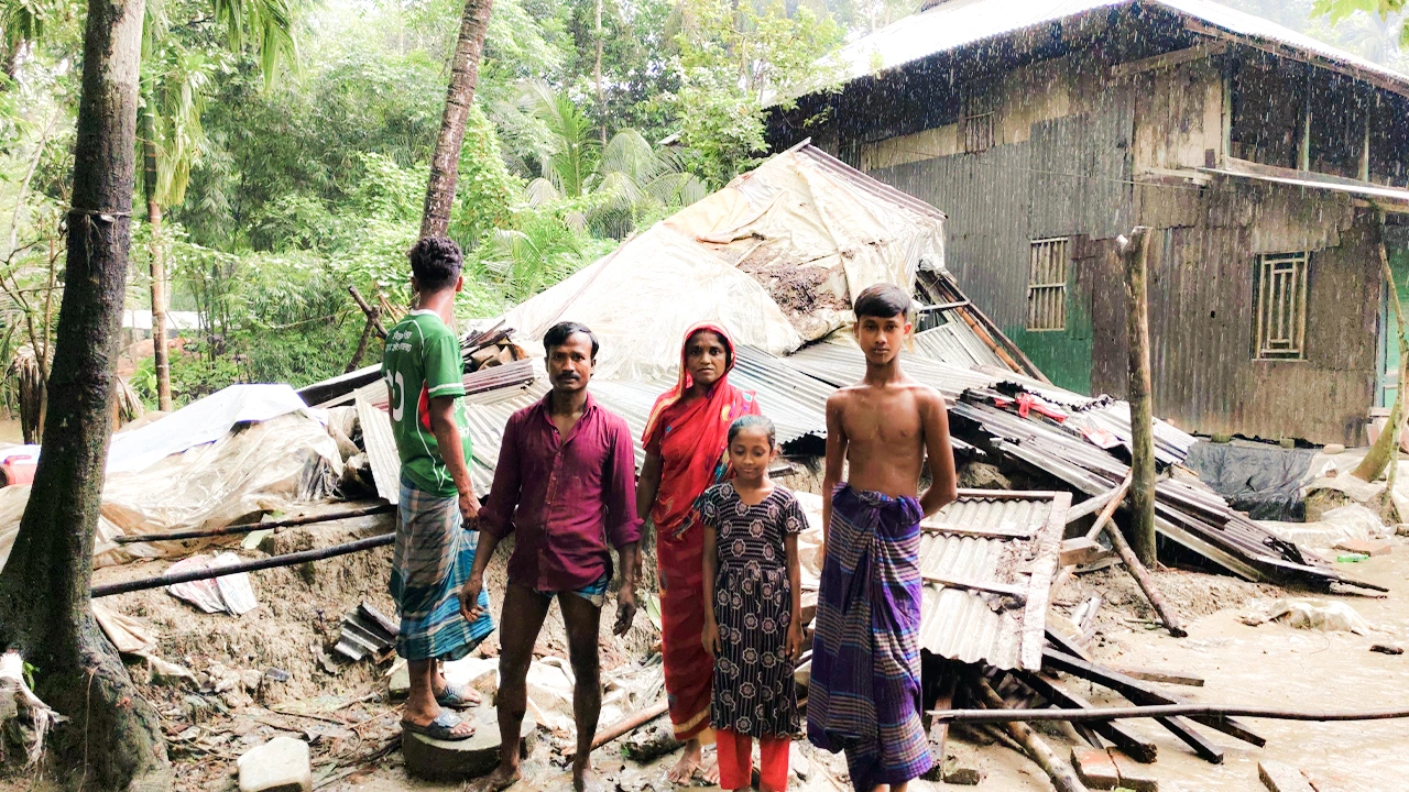 টানা বর্ষণে ঝালকাঠির কাঠালিয়ায় বসতঘর বিধ্বস্ত