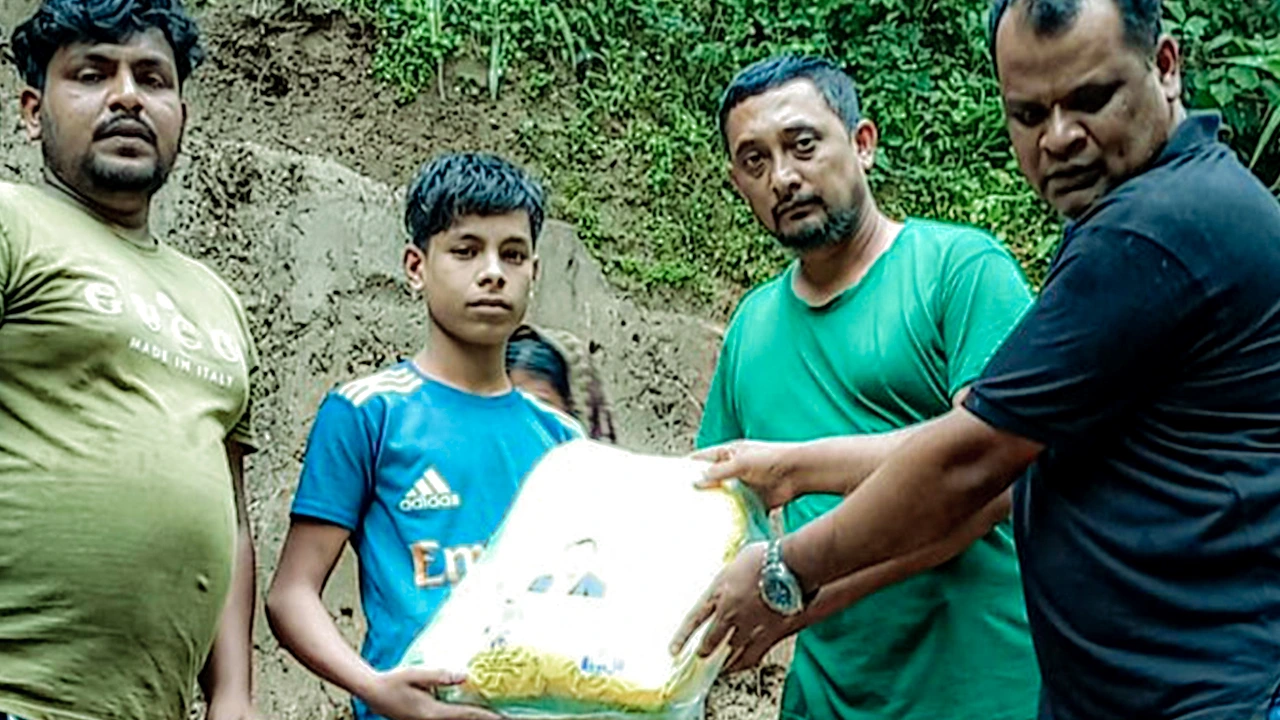 কাপ্তাইয়ে দুর্যোগকবলিতদের মাঝে খাদ্য বিতরণ