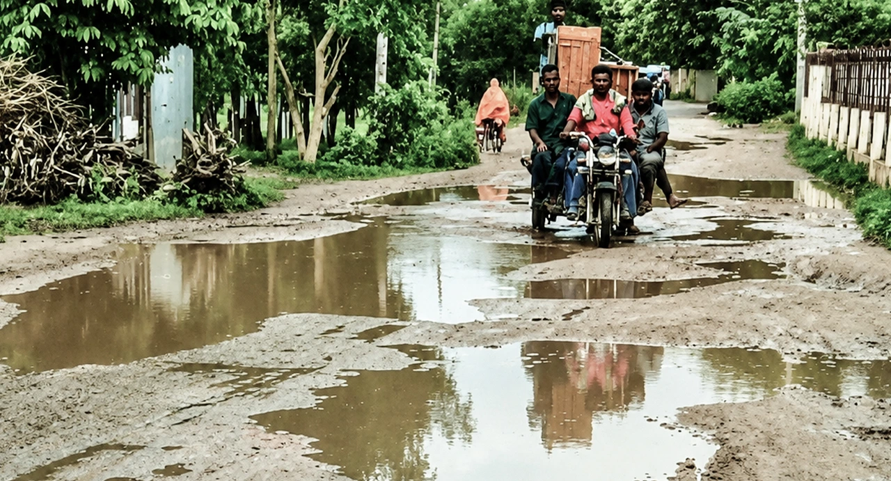 খানাখন্দে নষ্ট মানিকনগর-সিরাজপুর সড়ক