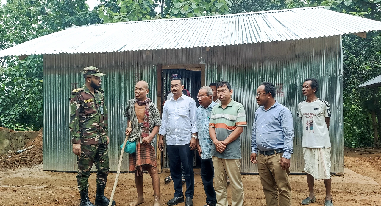বর্ষণে ঘরহারা বৃদ্ধকে নতুন ঘর দিল সেনাবাহিনী