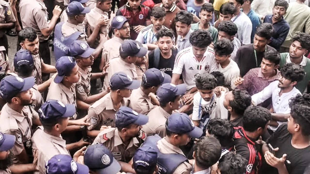 সায়েন্সল্যাব অবরোধ শেষে শিক্ষা বোর্ডমুখী শিক্ষার্থীদের মিছিলে পুলিশের বাধা