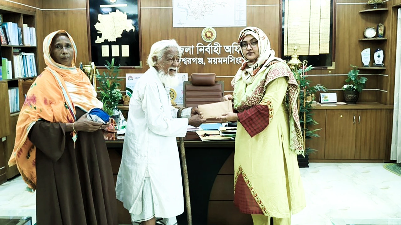 সংস্কৃতি মন্ত্রণালয়ের অনুদানের চেক পেলেন বাউল শিল্পী আব্দুল গফুর