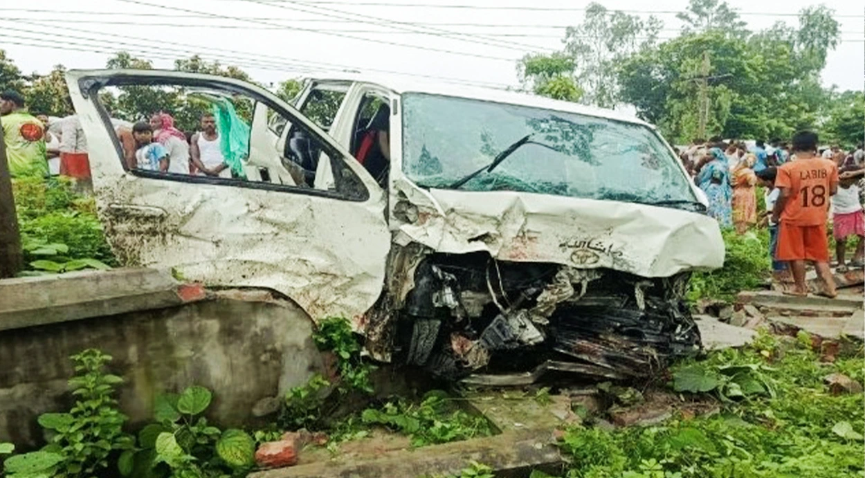 নীলফামারীতে বিয়ে শেষে ফেরার পথে মাইক্রোবাস খাদে, নিহত ২