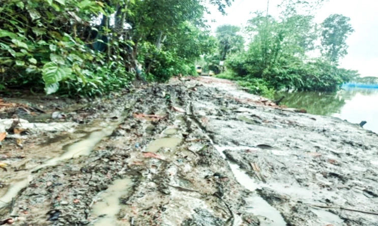 রায়গঞ্জে অল্প বৃষ্টিতেই আঞ্চলিক সড়কের বেহালদশা