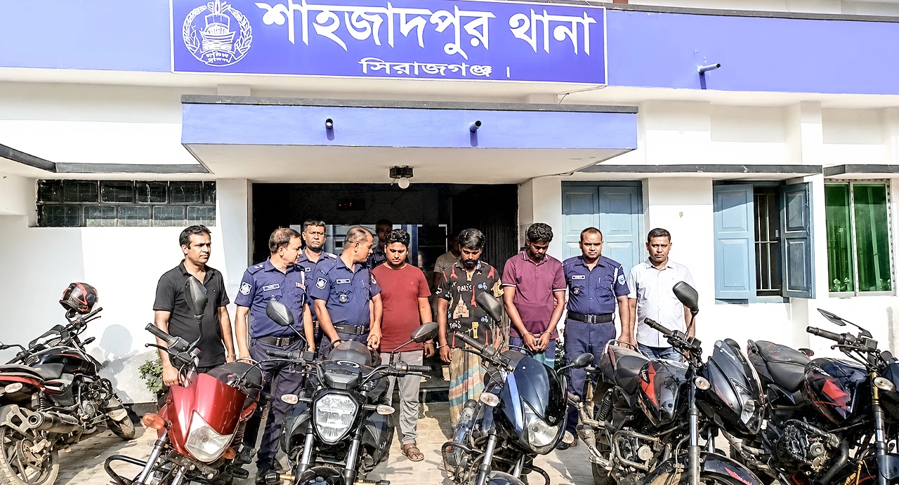 শাহজাদপুরে মোটরসাইকেল চোরচক্রের তিন সদস্য গ্রেপ্তার, উদ্ধার ৫ চোরাই মোটরসাইকেল