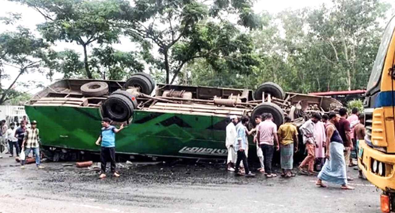 সীতাকুণ্ডে যাত্রীবাহী বাস উল্টে নিহত ১, আহত ৬