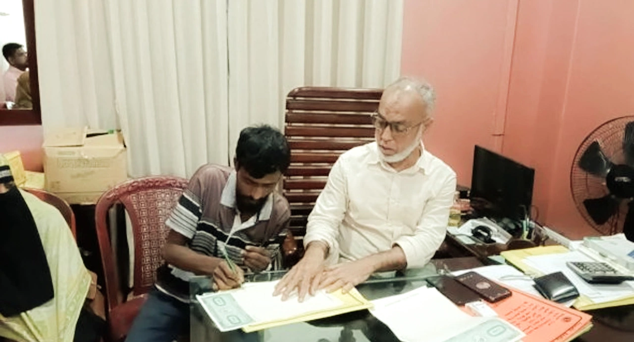সোনারগাঁয়ে স্ট্যাম্পে মুচলেকা দিয়ে মাদক ব্যবসা ছাড়লেন এক যুবক