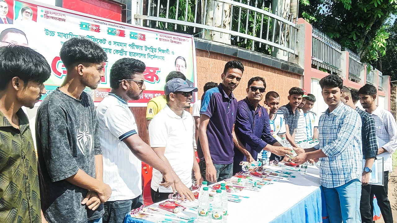 কুড়িগ্রামের উলিপুরে পরীক্ষার্থীদের মানবিক সহায়তার উদ্যোগ নিয়েছেন উপজেলা ছাত্রদল